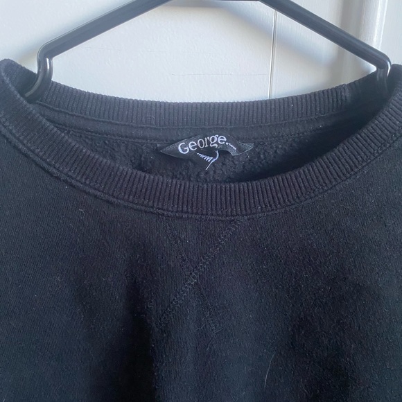 Cropped Black Sweatshirt - Picture 2 of 4